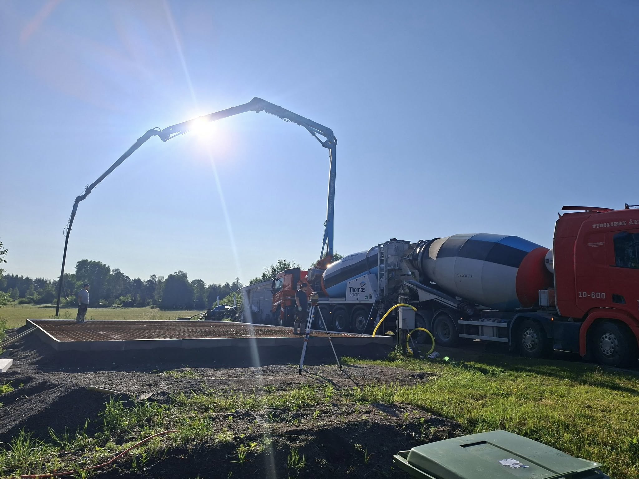 Bild på grundarbete för garage i solen