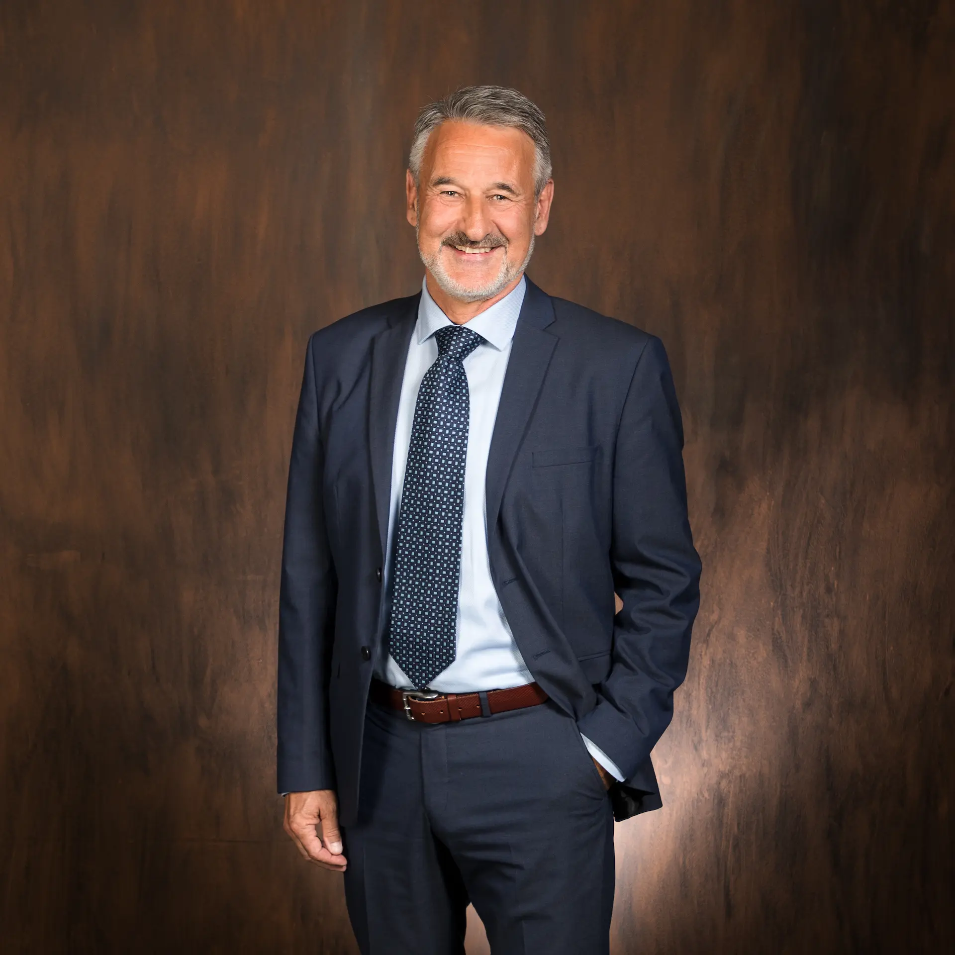 Portraitfoto von Inhaber & Geschäftsführer Urs Witprächtiger in hochwertigem Anzug