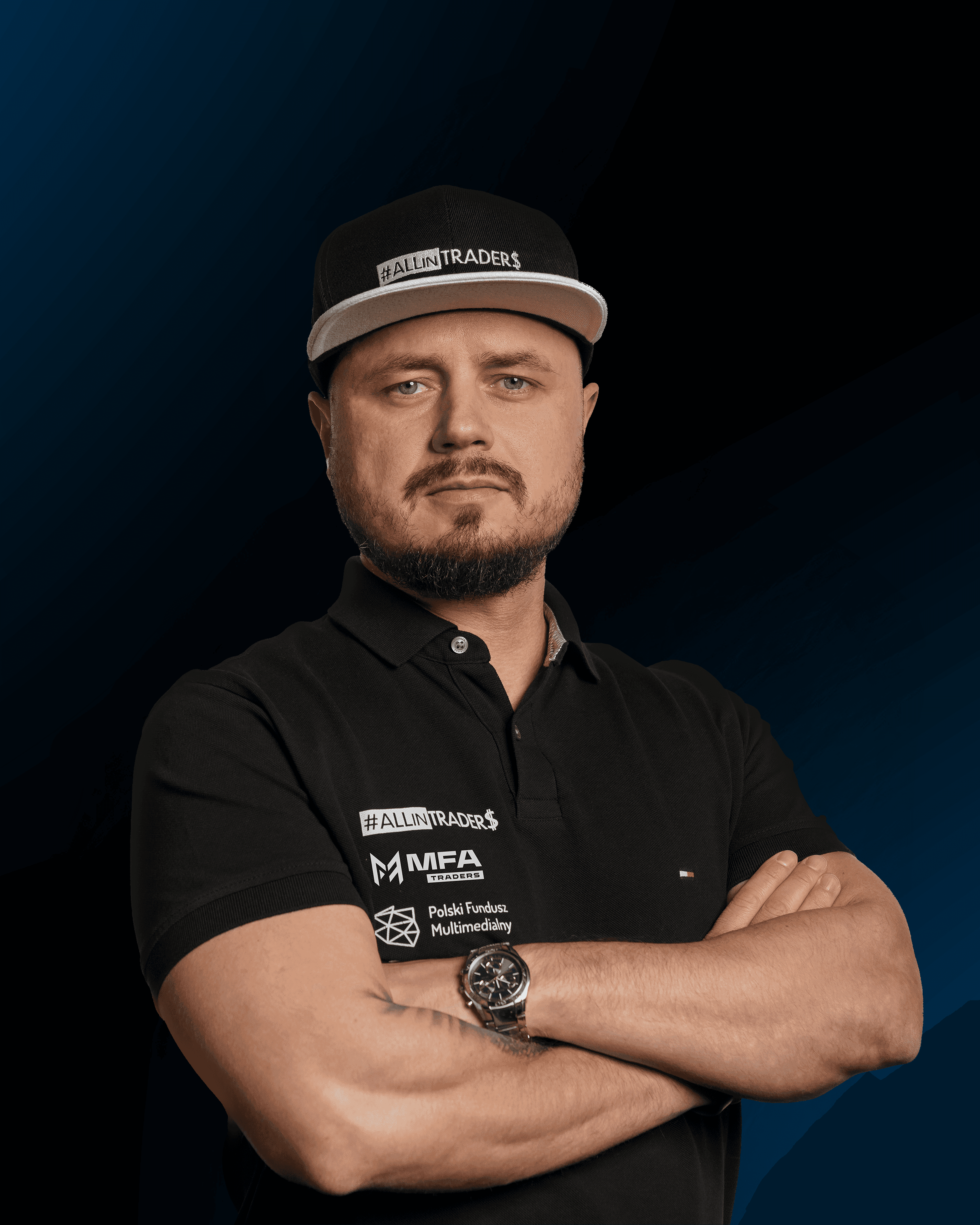 Trzy osoby w różnym wieku pracujące wspólnie przy biurku, patrzą na ekran laptopa i uśmiechają się. W tle tablica z wykresami i diagramami.