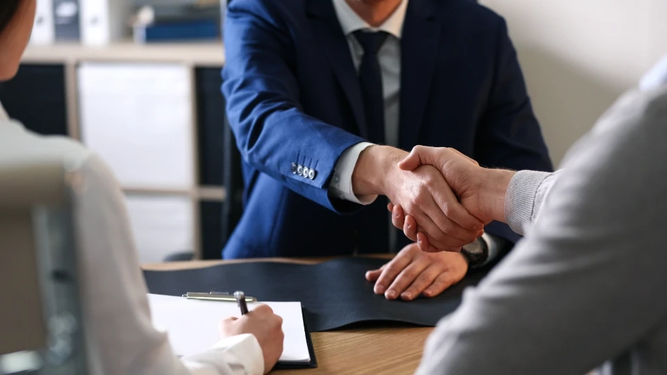 avocat serrant la main d'un client