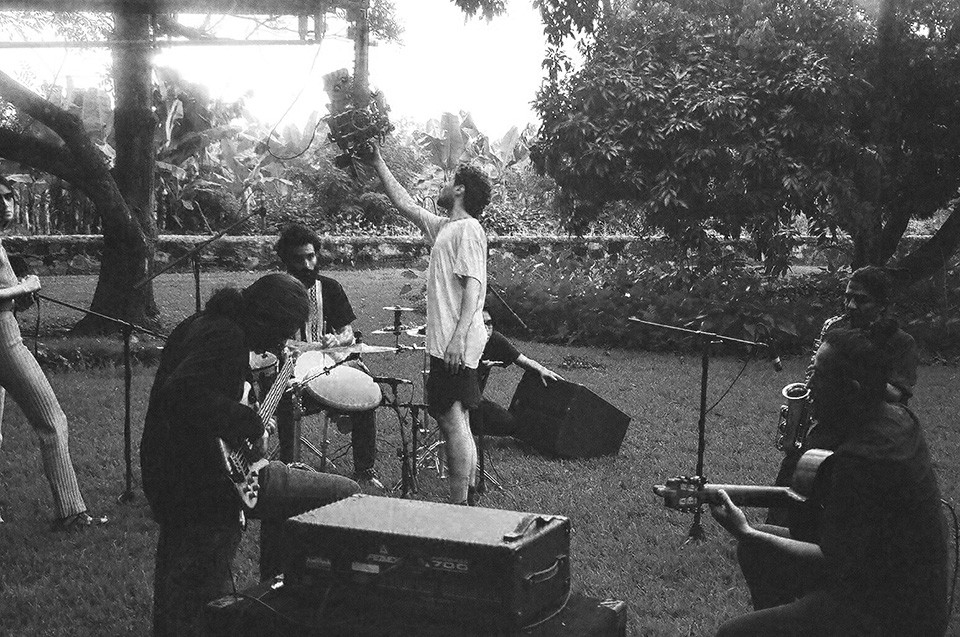 Person stand in front of a red sports oldtimer