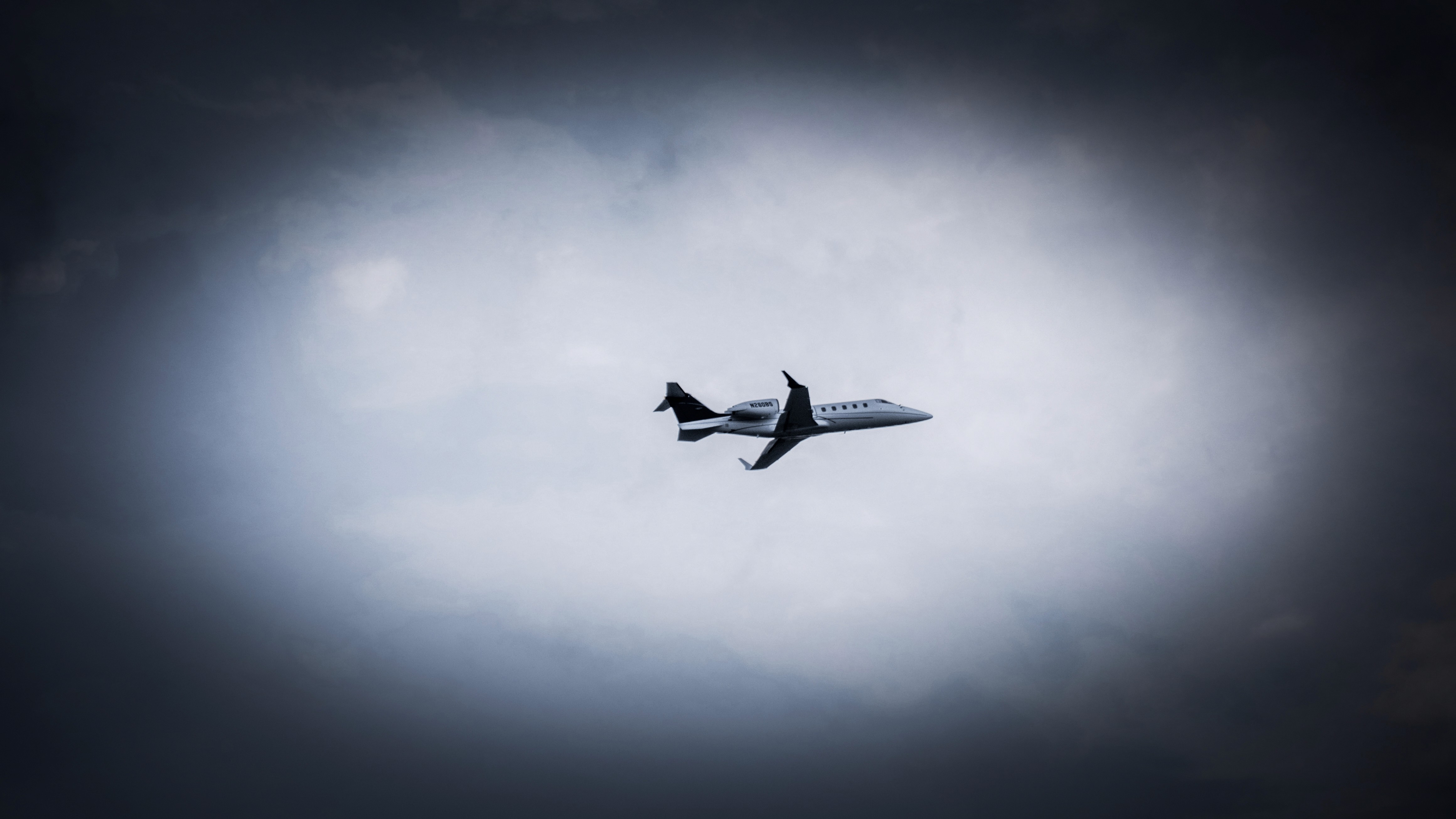Ein Düsenjet fliegt durch den Himmel. Luftfahrzeug in der Luft. Geschäftsreise mit dem Flugzeug, Transport.