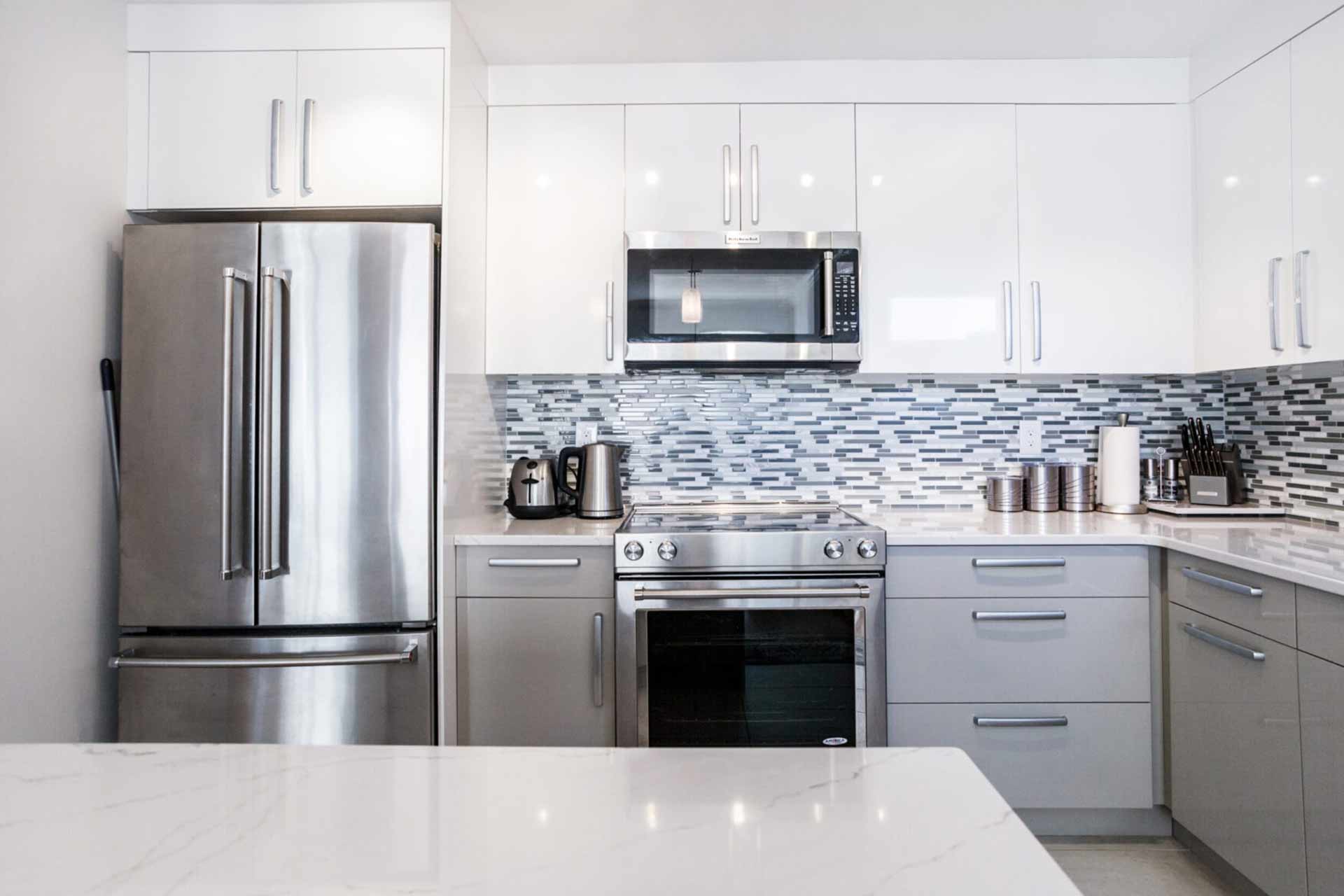 bathroom design with white and blue backsplash accent wall