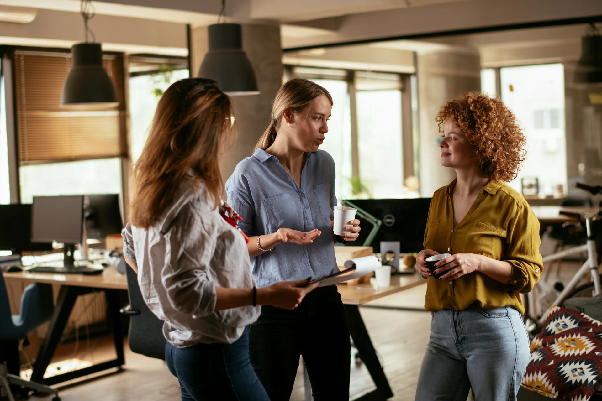 Women talking about AR 