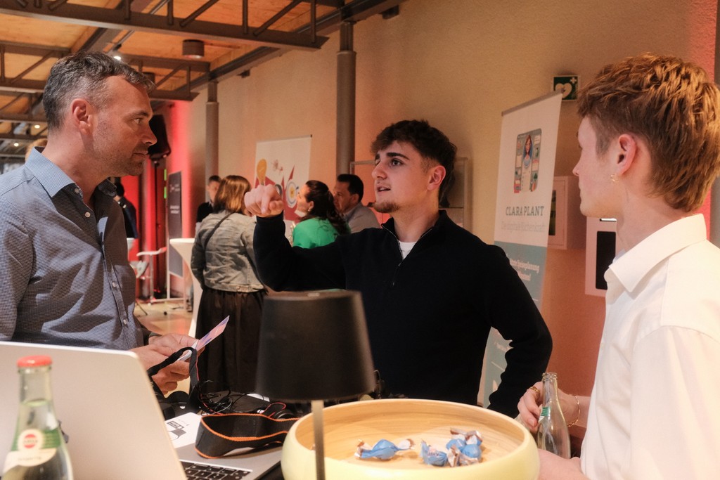 „Social-Media-Experte von Aesthetica überzeugt Gesprächspartner auf der PitchMiUp Messe in Löhne“