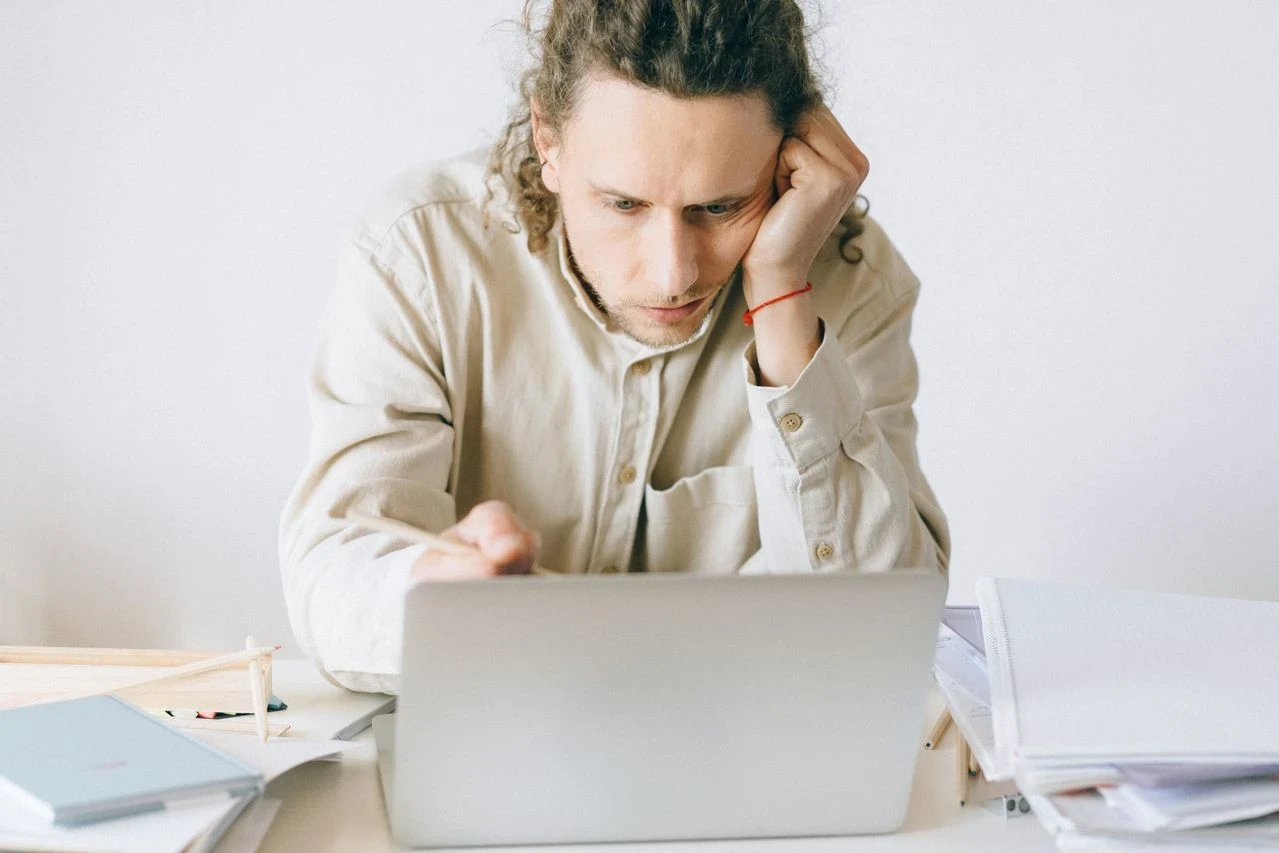 Pourquoi vos commerciaux n’utilisent pas le CRM : causes organisationnelles, techniques et managériales