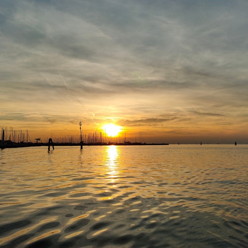 在我们的黄金时段之旅中欣赏令人惊叹的日落