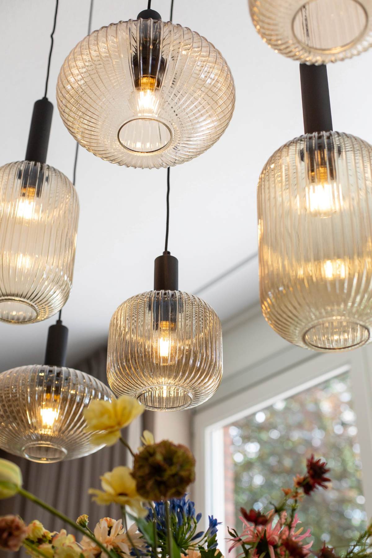 glaslampen met ribbel boven eettafel