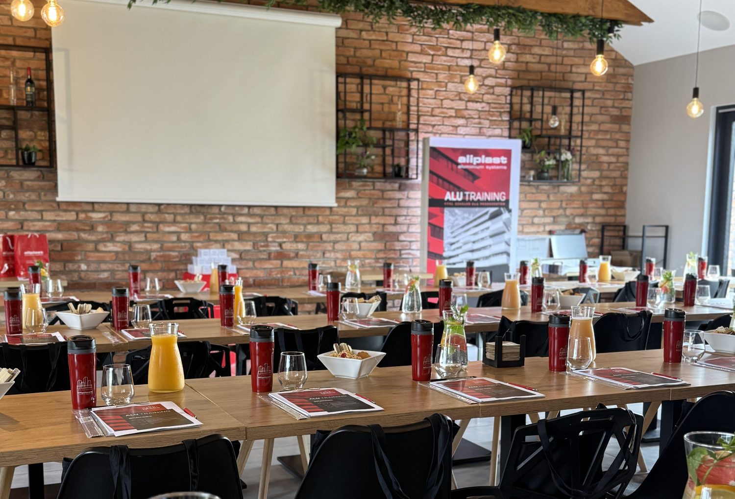 Sala szkoleniowa w Niedźwiedzia 25 przygotowana na szkolenie dla firm – elegancka, jasna przestrzeń biznesowa