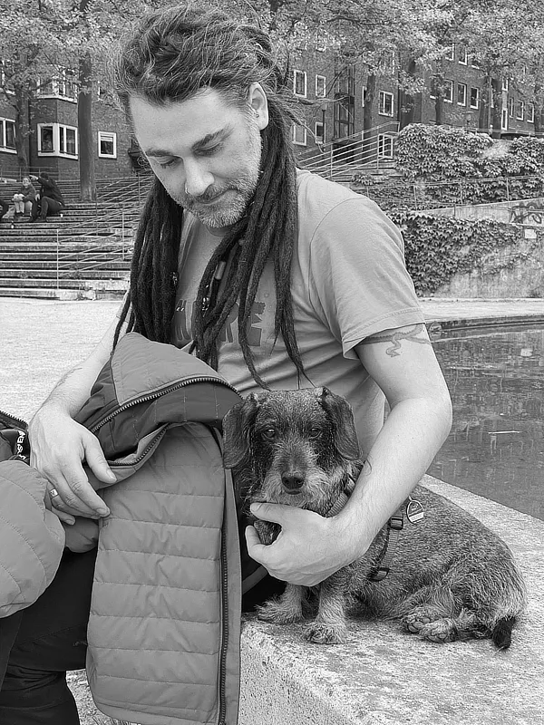 Foto von Miguel Baptista mit seinem Hund Jette