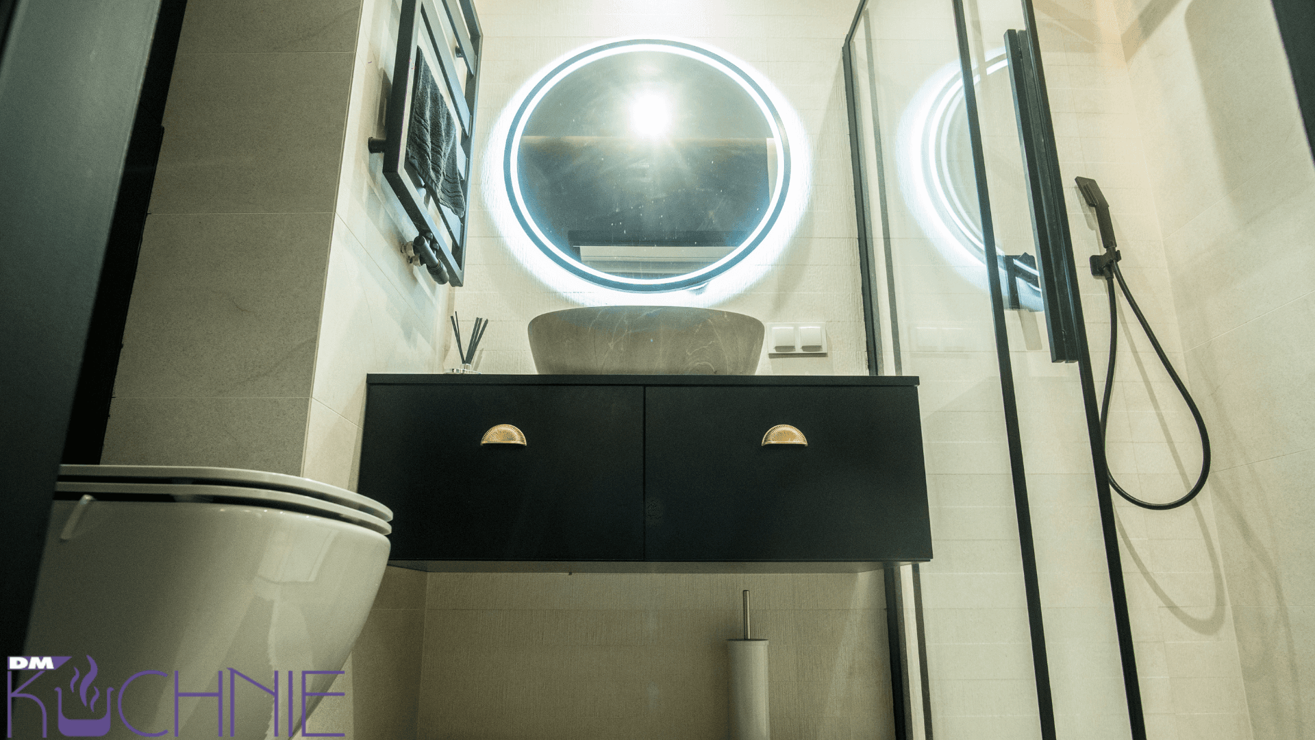 Szafka łazienkowa na wymiar Warszawa – czarna zabudowa z umywalką nablatową