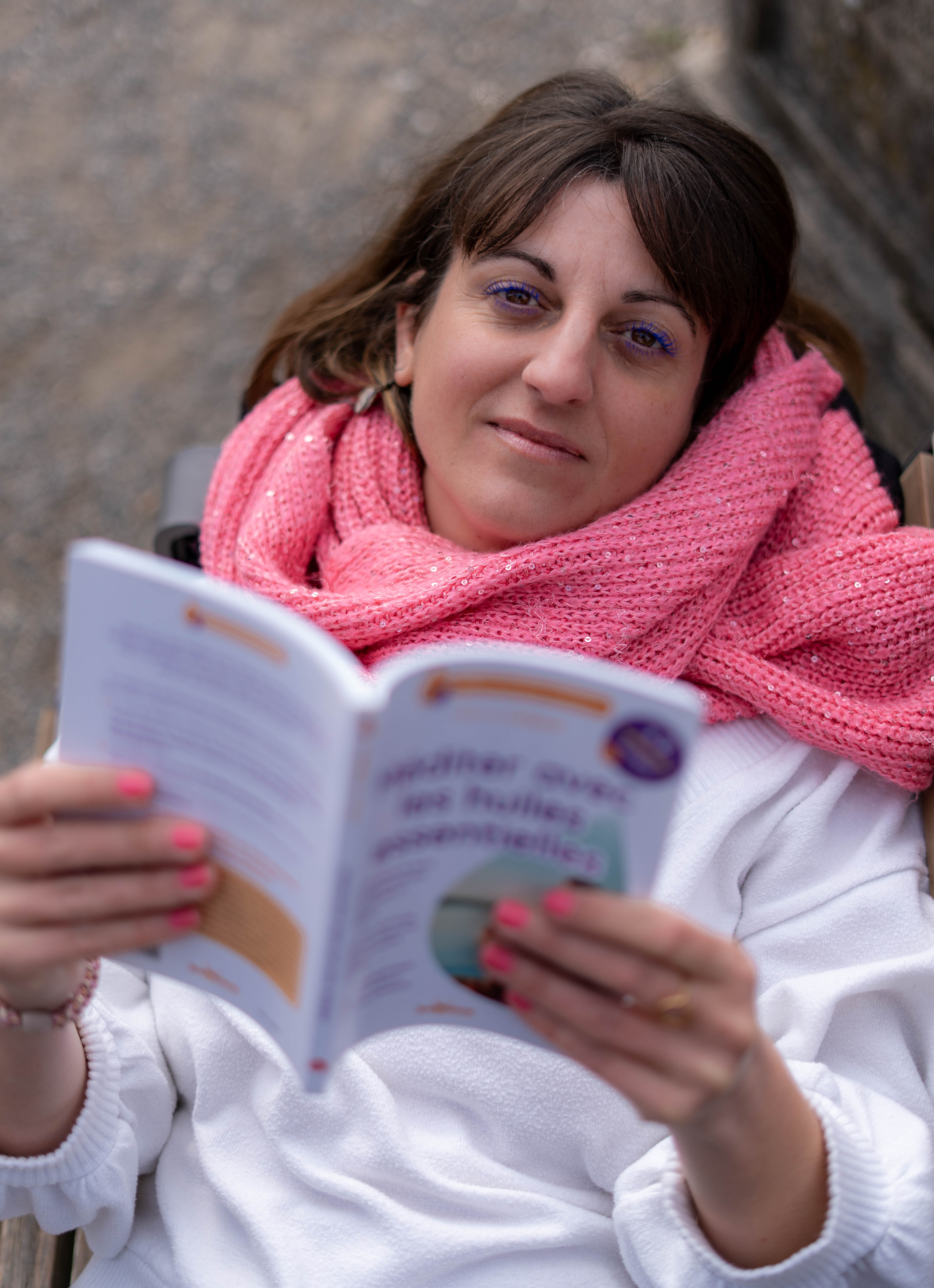 Portrait femme allongée  lisant sur un banc