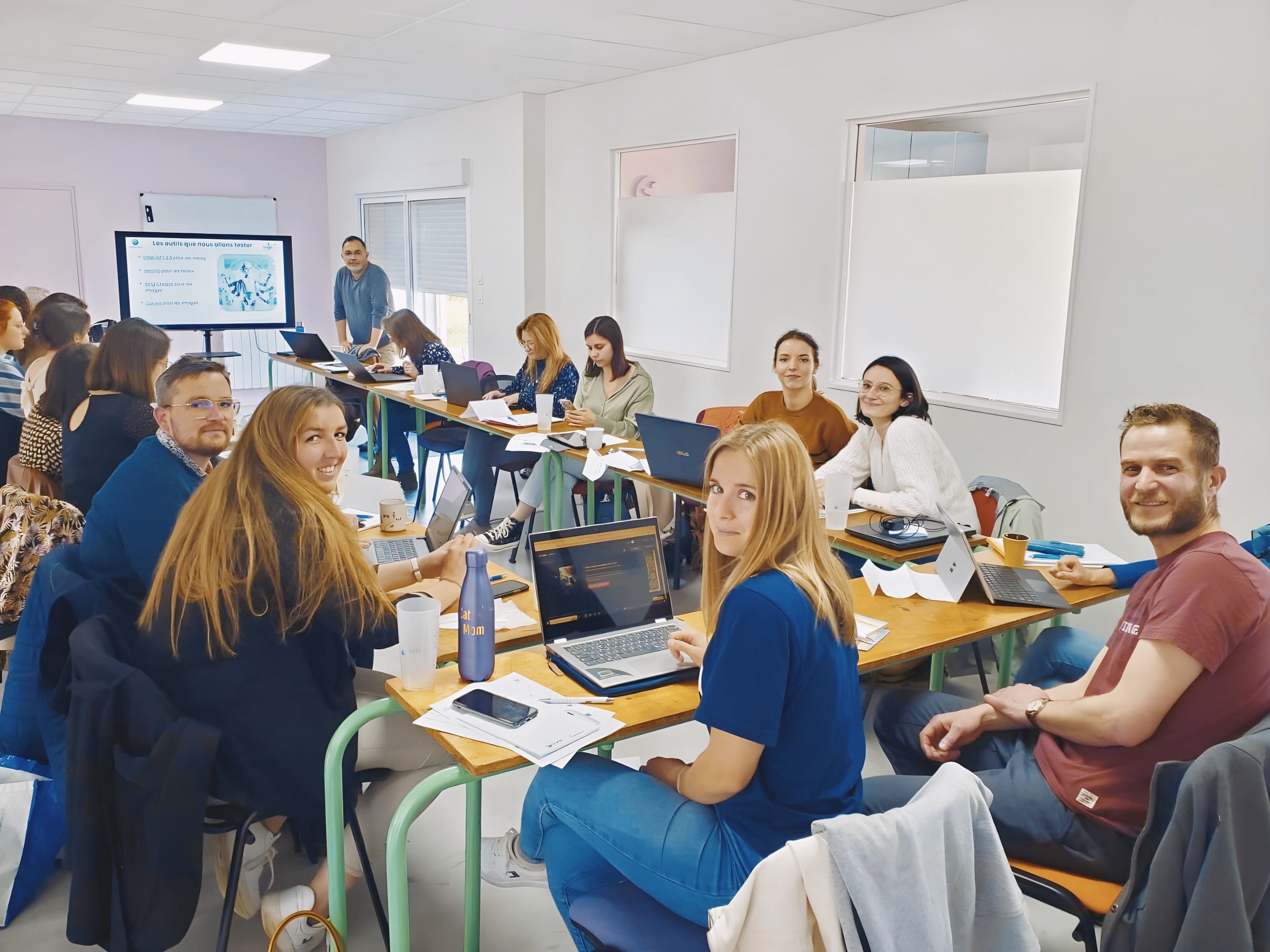 Grégory Santaner animant une formation à un group