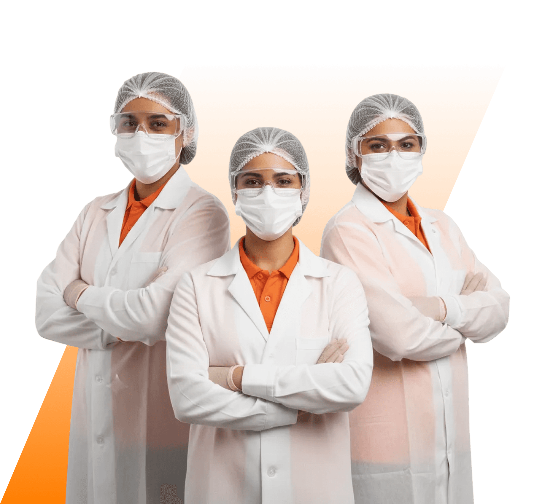 Homem e mulher, ambos com capacetes brancos e coletes de segurança (laranja e amarelo), sorrindo e com braços cruzados, segurando projetos. Representam profissionais de SSMA, engenharia ou supervisão de obras.