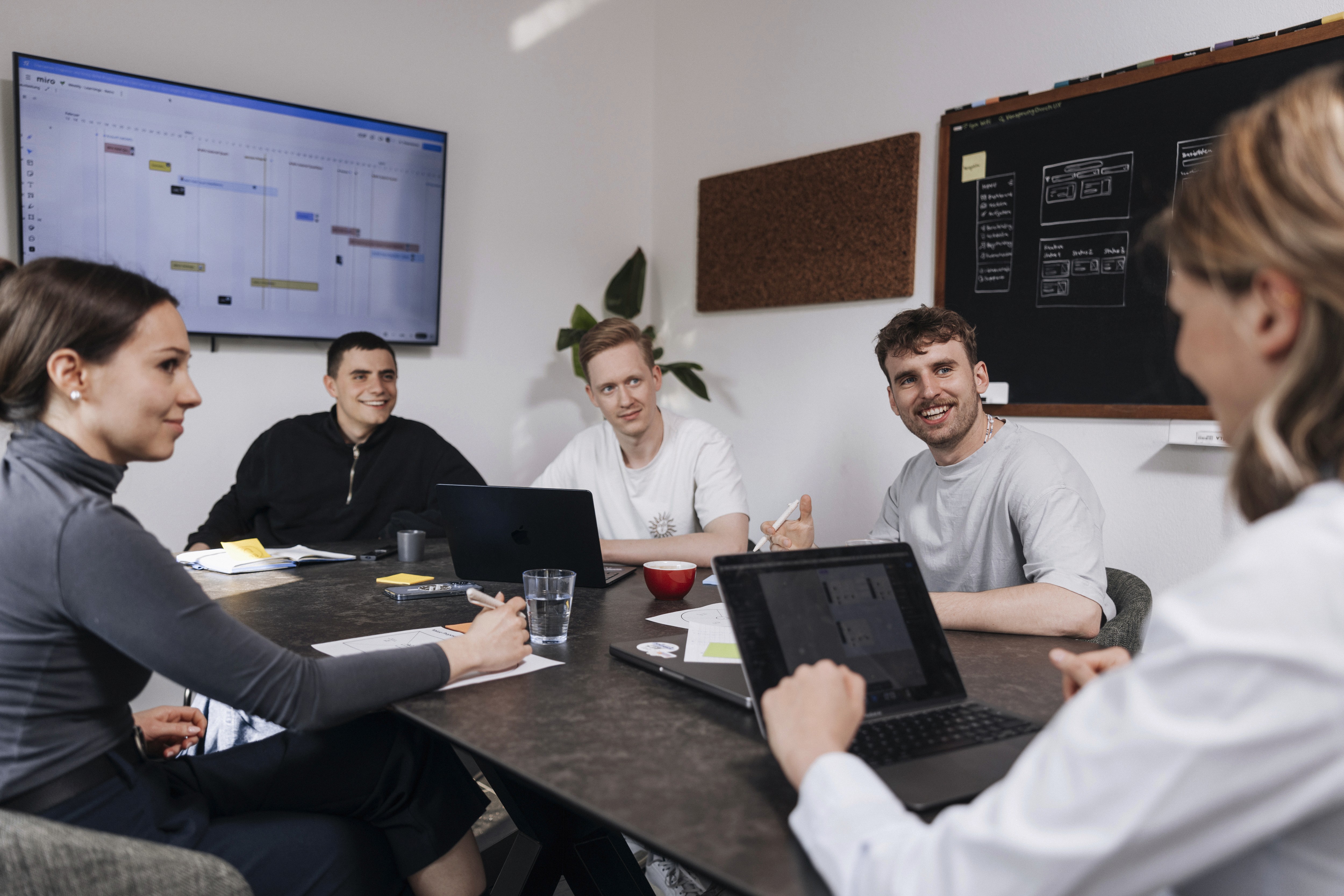 User-Research-Interview bei Fünfpunktnull: Julia Thum befragt einen Probanden zu Produktanforderungen und Nutzerbedürfnissen