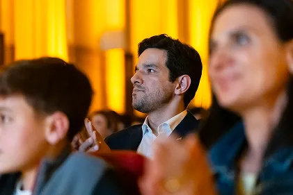 foto de pessoas na plateia