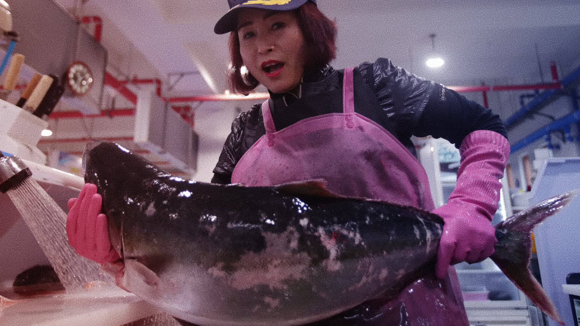 Đĩa cá cam 방어 sashimi mùa đông trên bàn ăn ở Hàn Quốc