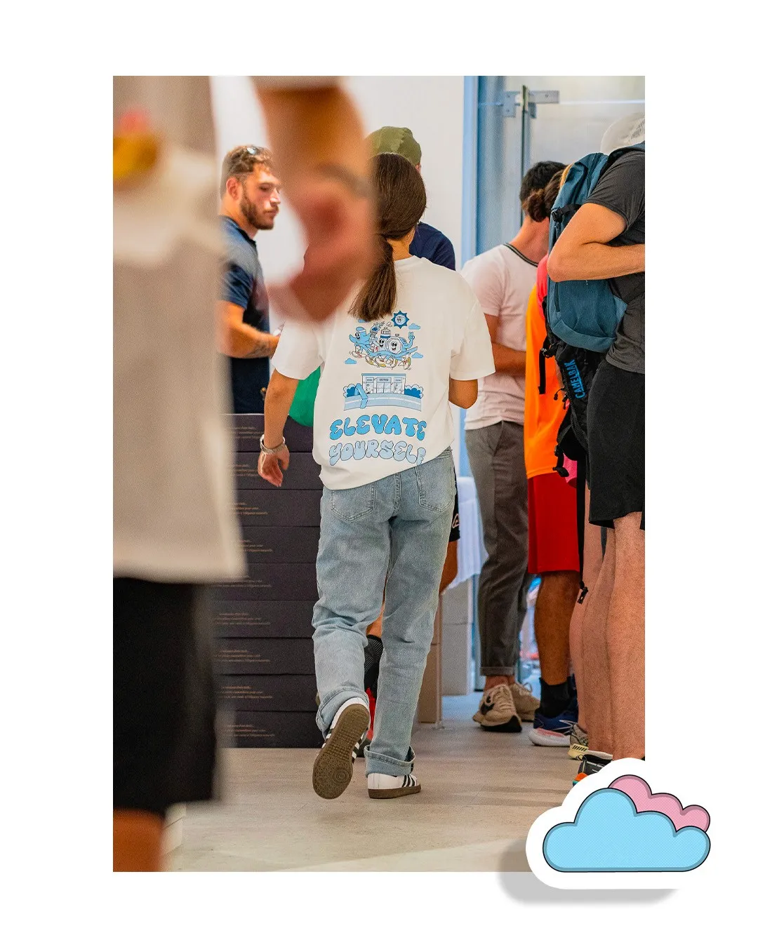 Gros plan sur le t-shirt de running événementiel personnalisé créé pour la communauté Hoka.