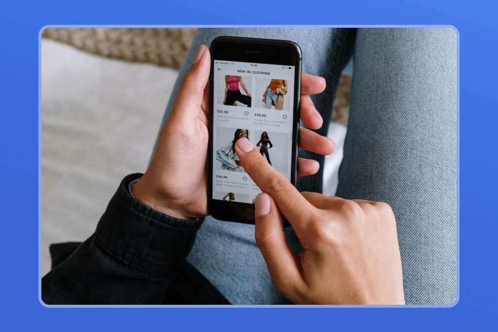 Femme sur téléphone choisissant des vêtements