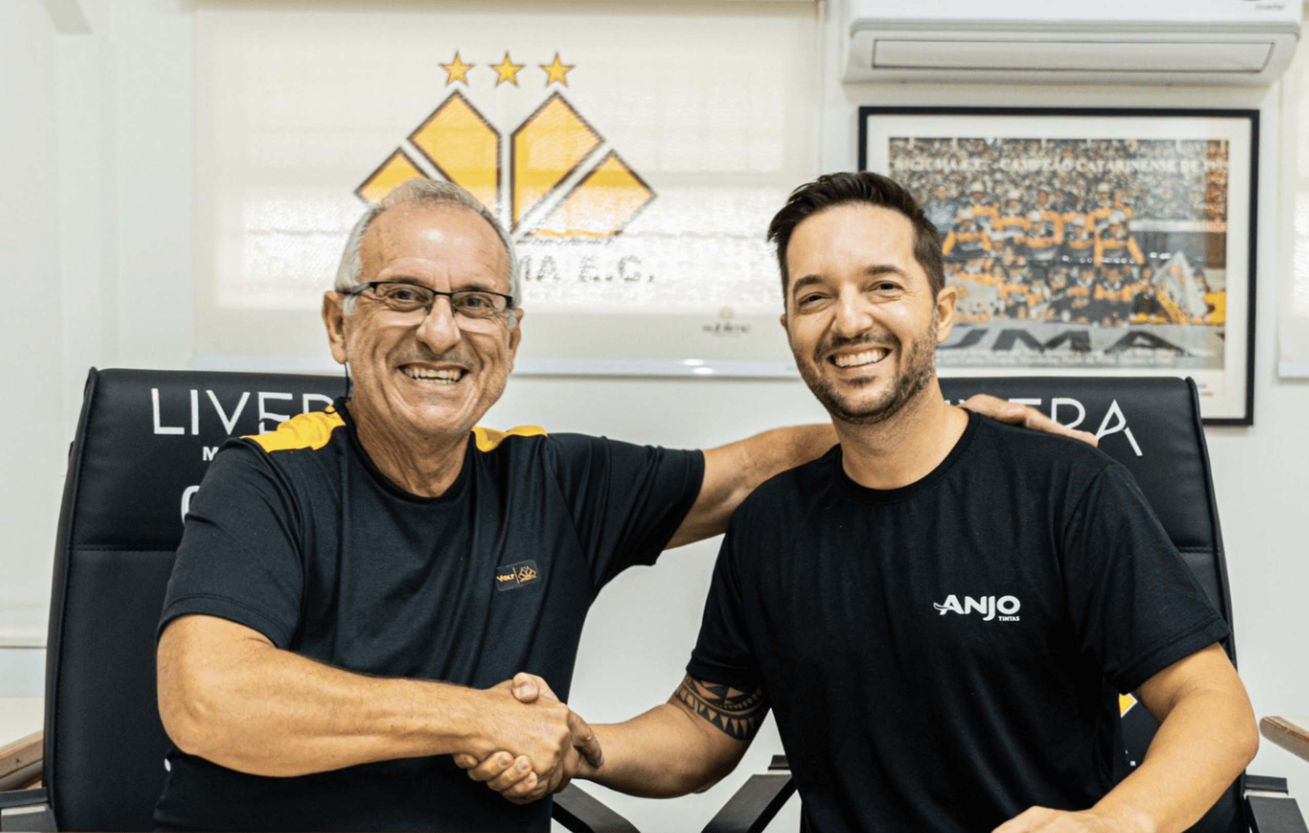 Apreto de mão entre Filipe Colombo e representante do Criúma