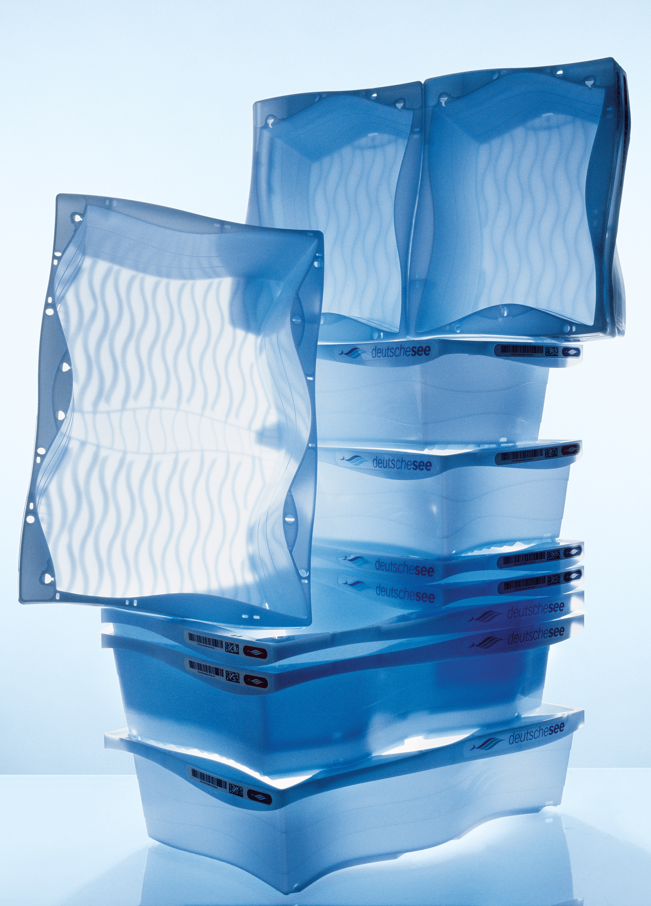 Stapelfähige Mehrweg-Fischkisten für Deutsche See – nachhaltige Logistiklösung und Produktdesign von design for human nature in Hamburg.