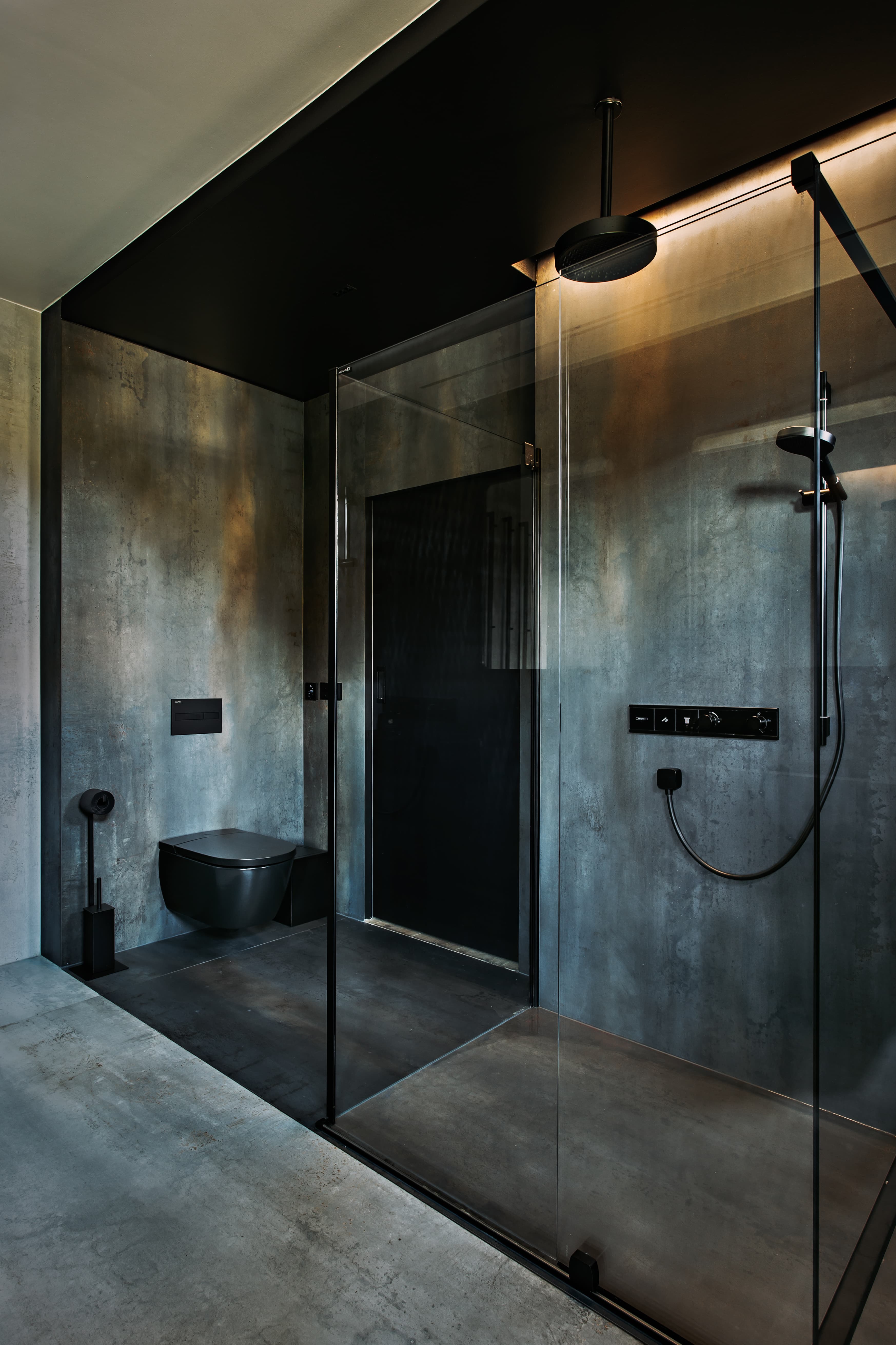 dark bathroom design