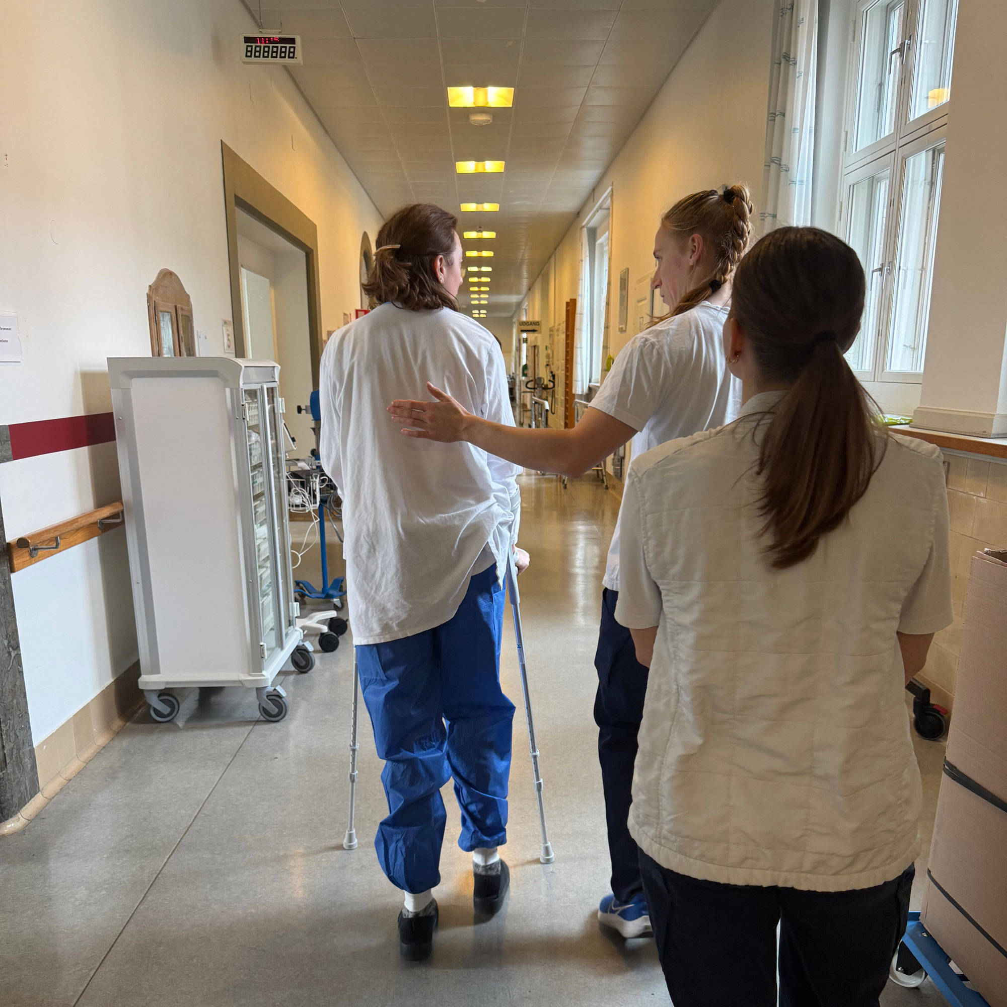 Kvinde der går med krykker efter operation
