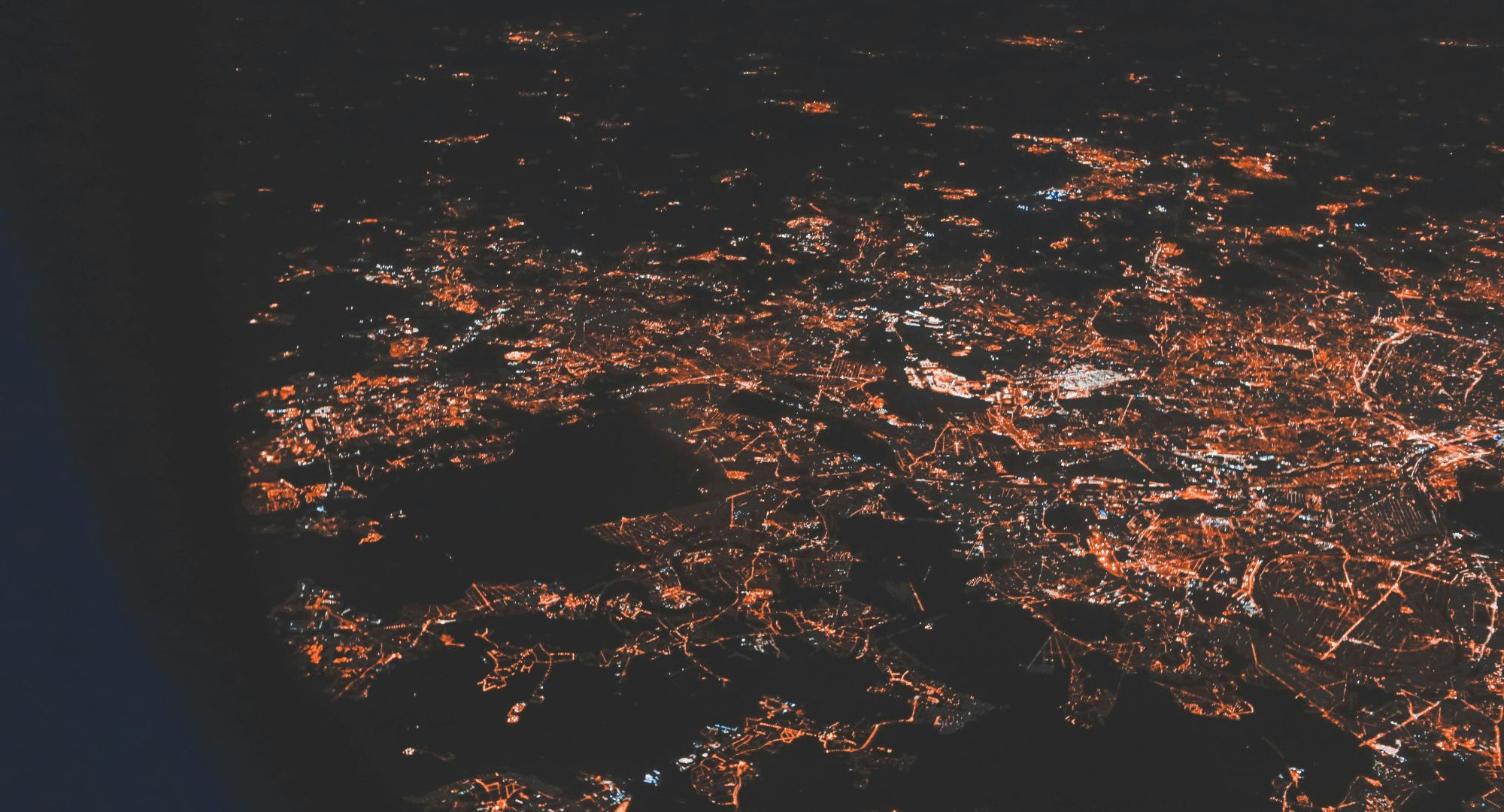 vista áerea noturna de cidade, com várias luzes visíveis