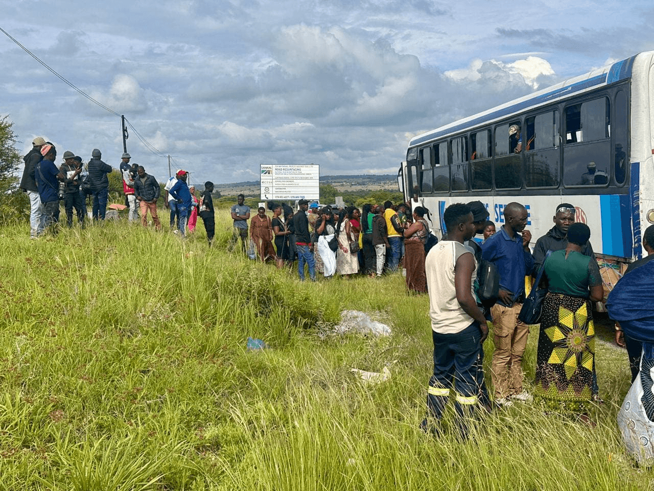 Photo:Overloaded cross-border bus with 117 occupants stopped on N1 near Polokwane – South African Daily