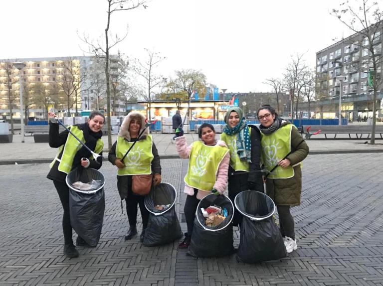 Buurtbewoner zwaait achter een kraam