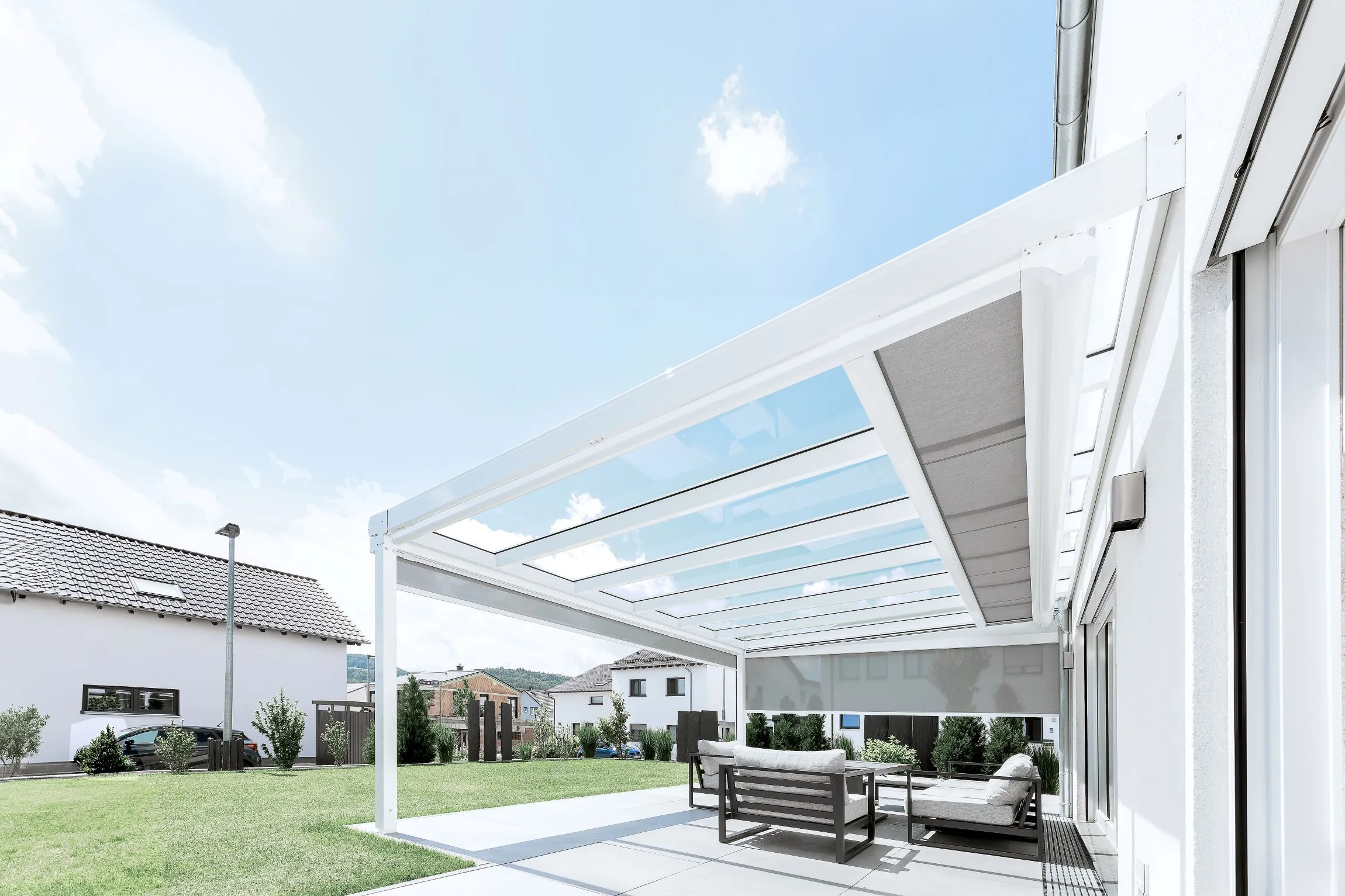 Bild einer Terrassenüberdachung in weiß mit grauen passenden Markisenstoffen