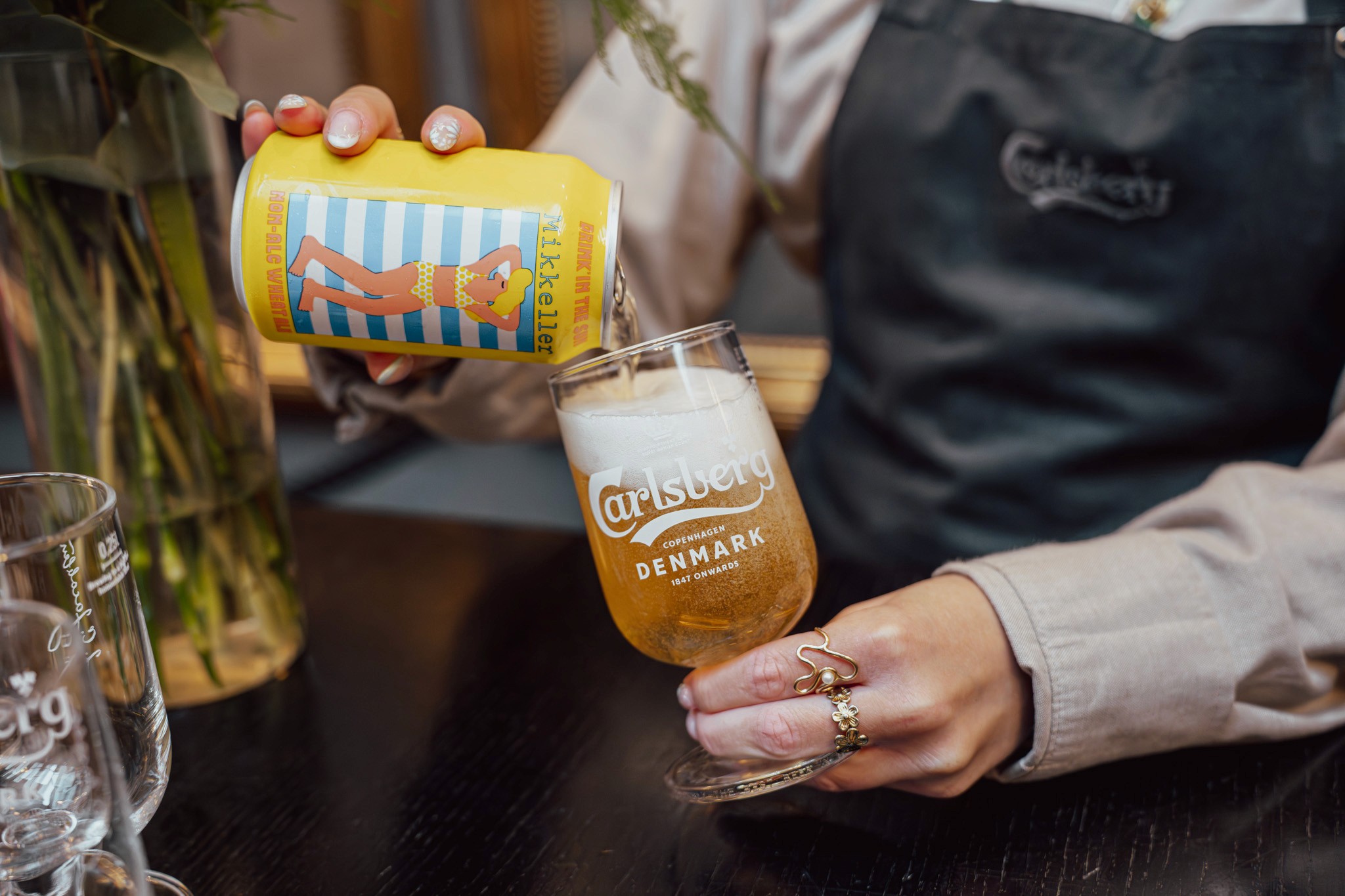 Person stand in front of a red sports oldtimer