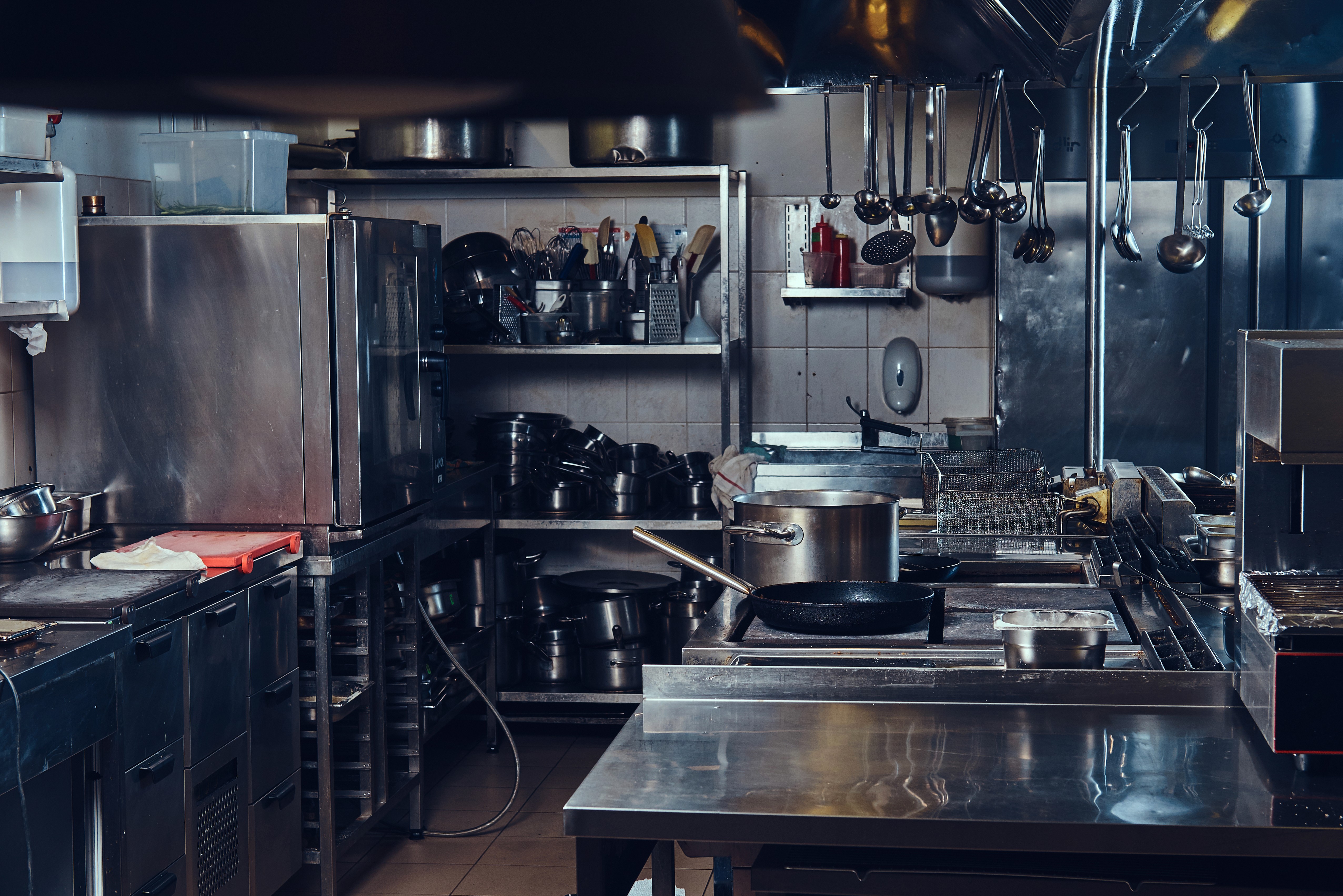 Chef cooking in cloud kitchen | Learn how to start a cloud kitchen in India with this step-by-step guide. Explore setup costs, legal requirements, and expert tips for rapid growth.