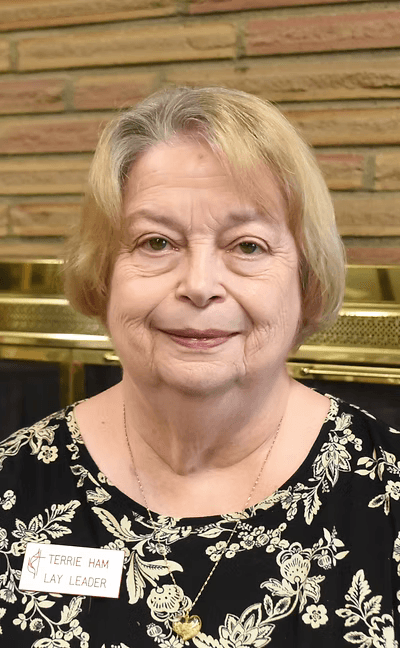 woman in gray coat singing on stage