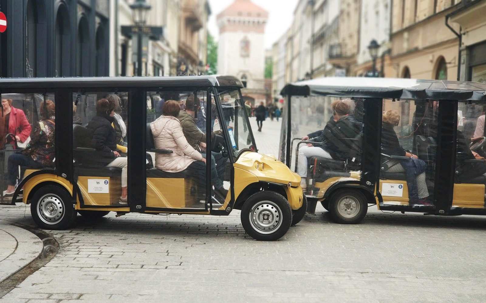 Golfkarretjes met toeristen in de Oude Stad van Krakau nabij het Wawel Kasteel.