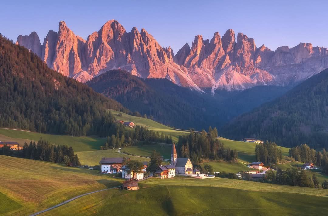 paysage montagneux avec des nuages et un ciel bleu, au chili