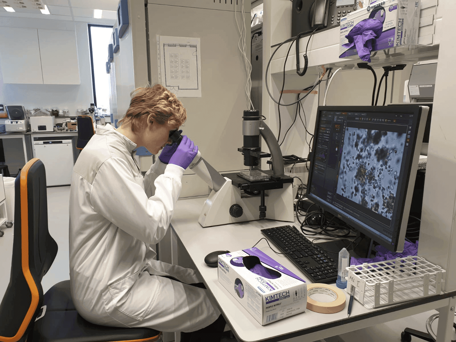 Lisanne Spaander in het laboratorium van het Prinses Máxima Centrum