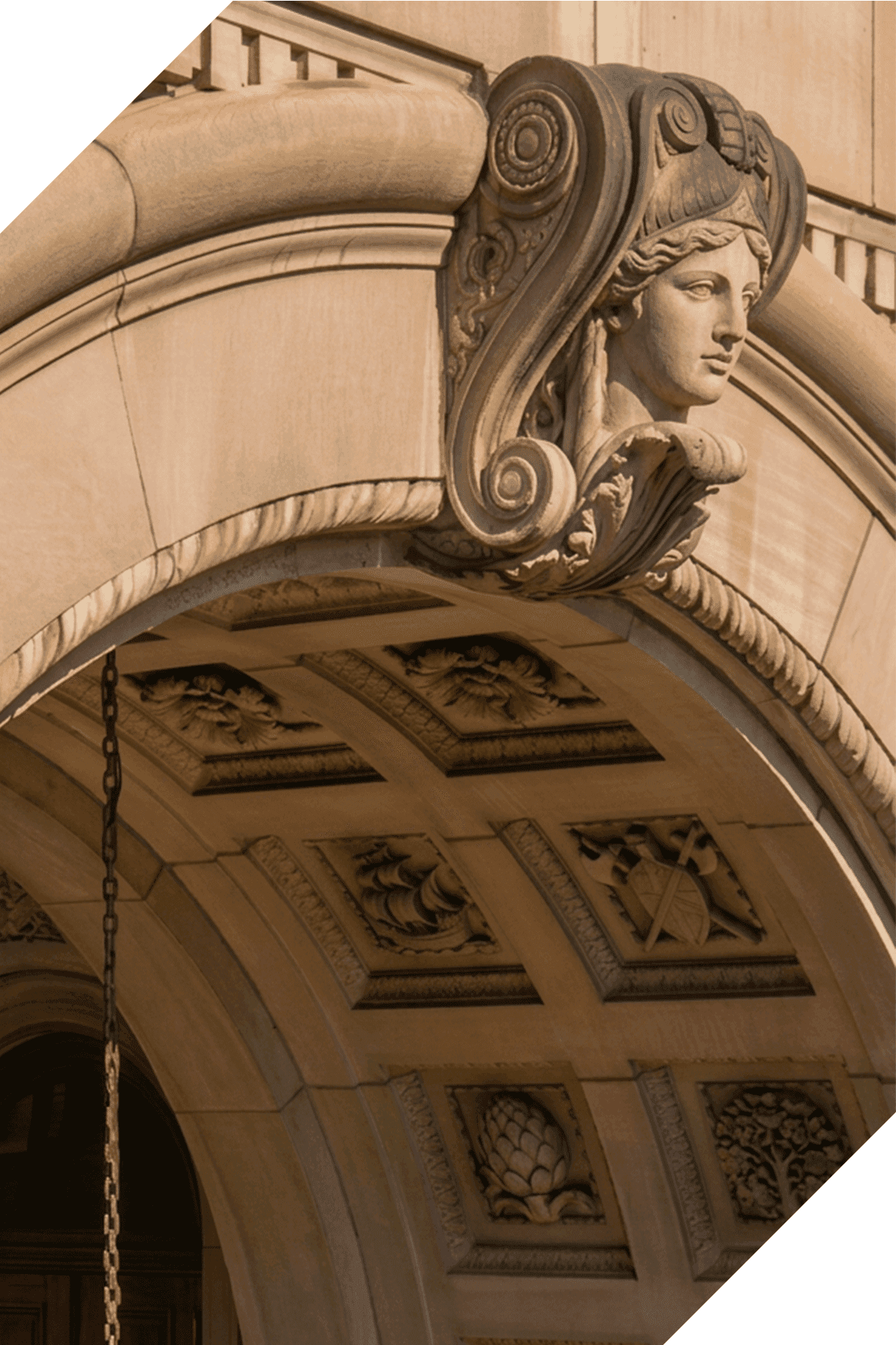 Image d'architecture, scultée, arche au dessus d'une porte