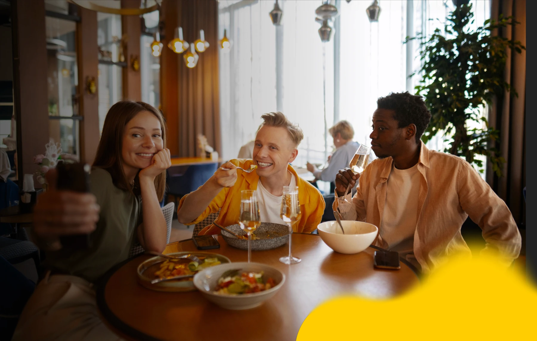 Amigos tirando uma foto em um restaurante