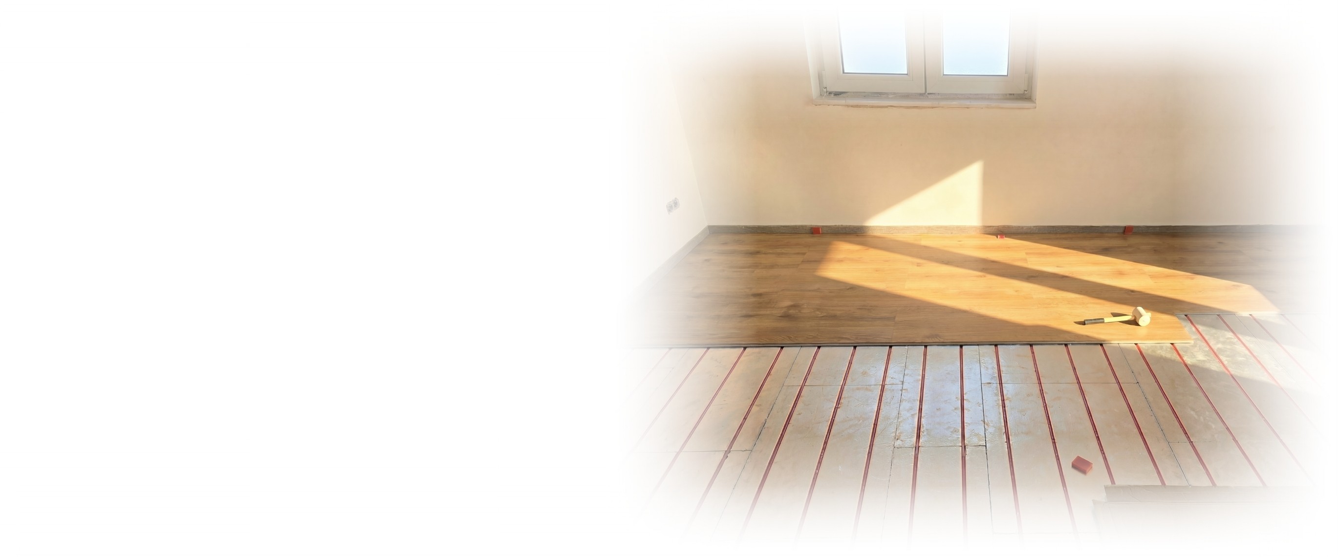 Header Bild für Desktop Version mit einem Baby und einer Auflistung verschiedener Merkmale unserer Fußbodenheizung.