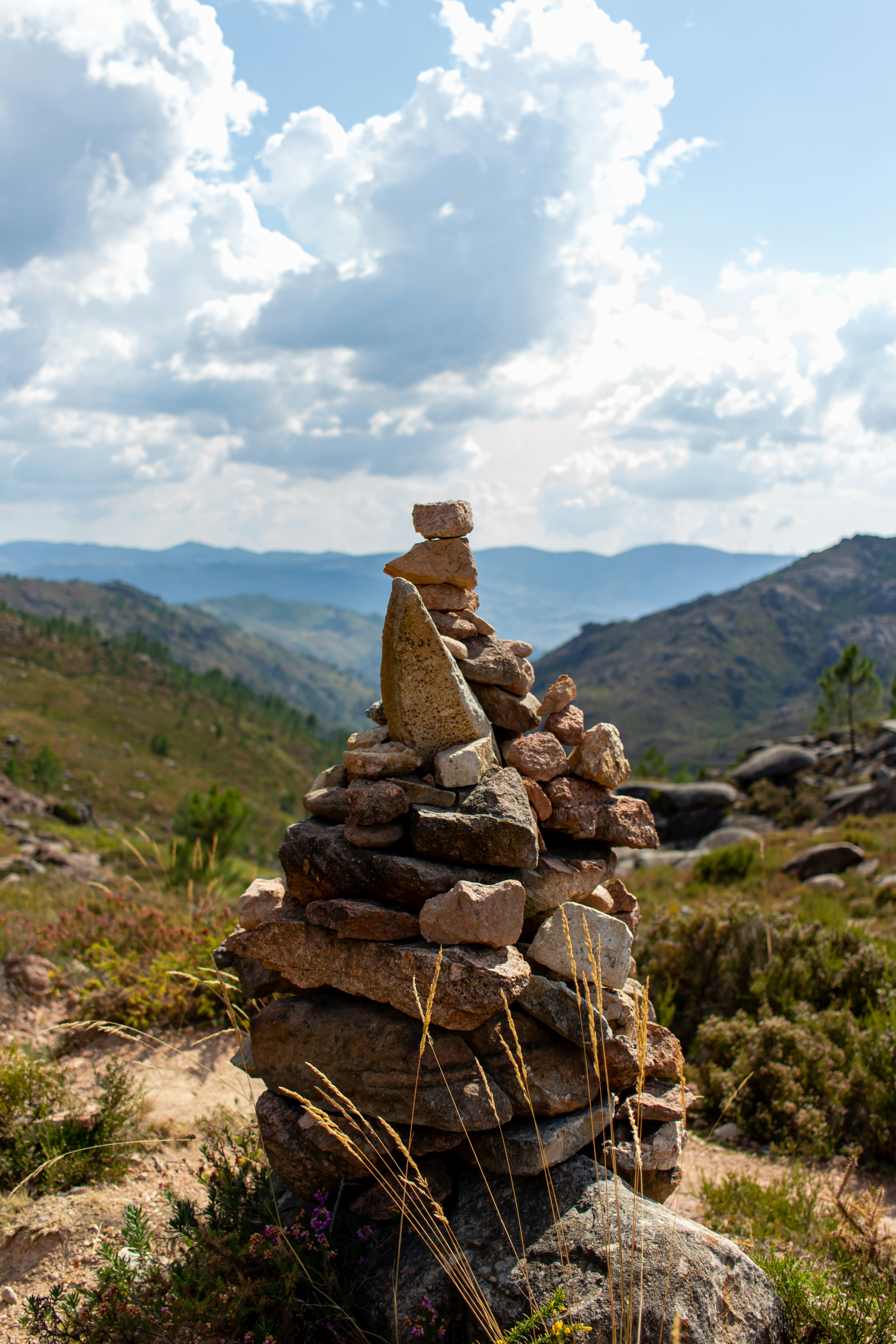 Uma paisagem deslumbrante do Gerês ao amanhecer ou entardecer, com montanhas, névoa suave e um lago ou rio.