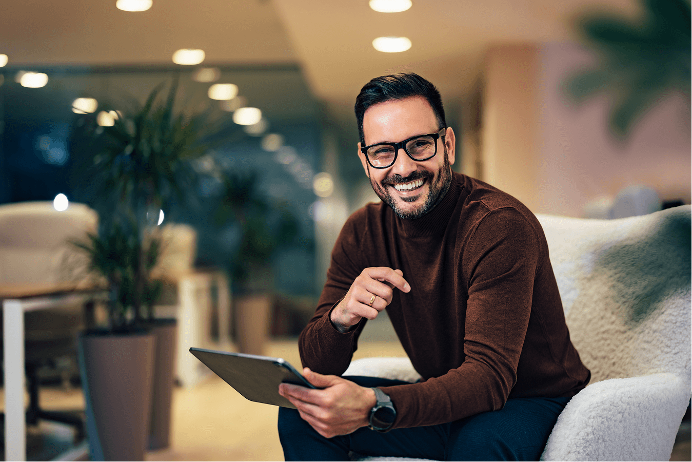 En man som ler mot kameran 