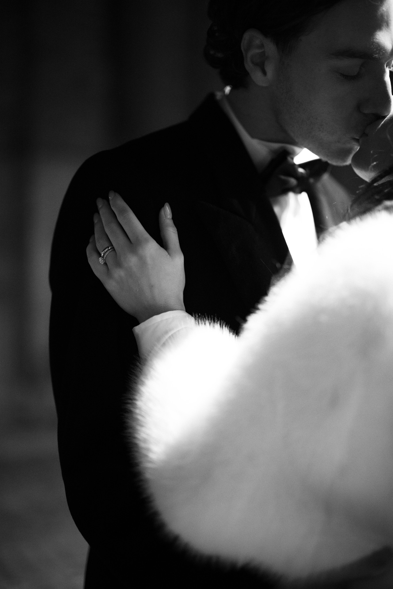 Sposo in smoking abbraccia la sposa in tulle bianco, ritratto intimo in bianco e nero al Circolo di Lettura di Parma