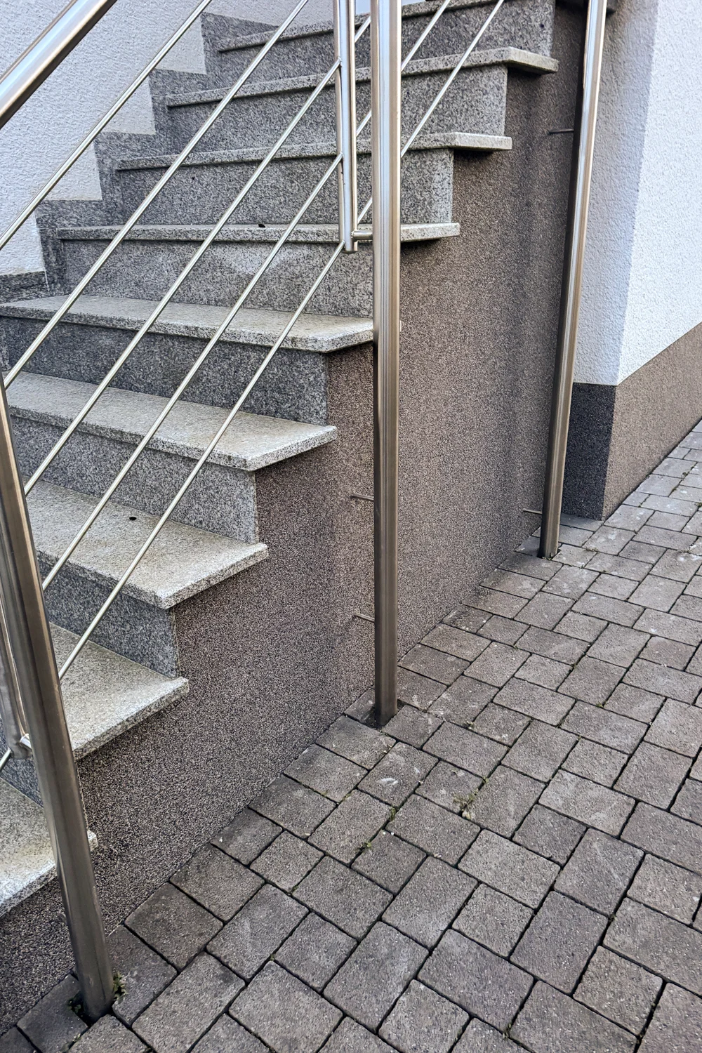 Natursteintreppe mit Edelstahlgeländer