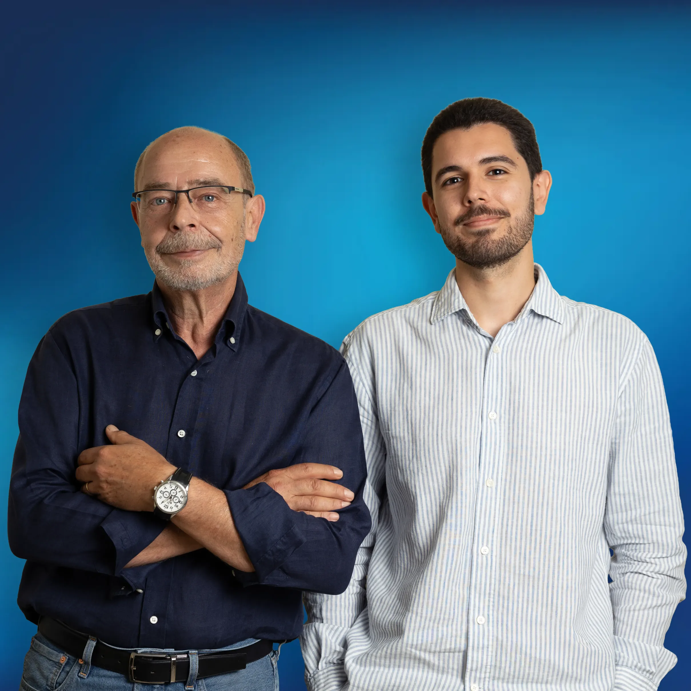 Fotografía de Antonio Martínez Ballester y Antonio Martínez Serrano, padre e hijo, representando los sólidos valores familiares, la tradición y el relevo generacional de nuestra agencia exclusiva Allianz en Murcia centro.