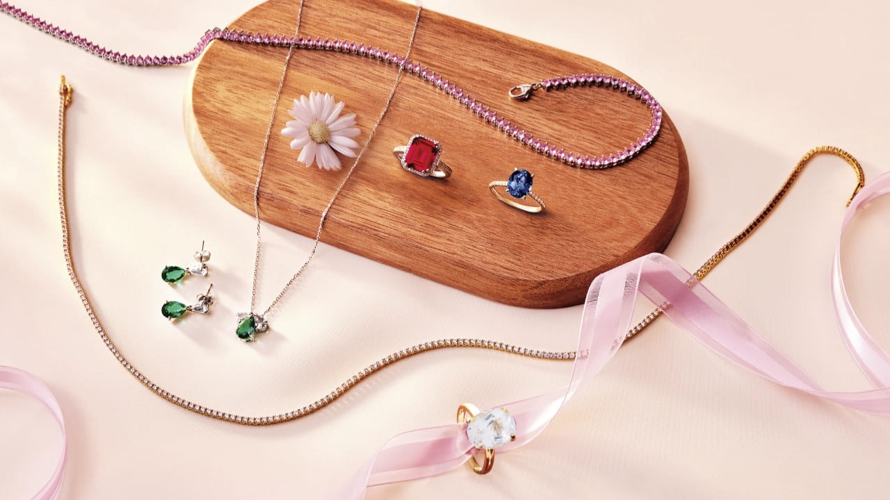 Imagen de mujer disfrutando de una taza de café caliente en la mañana