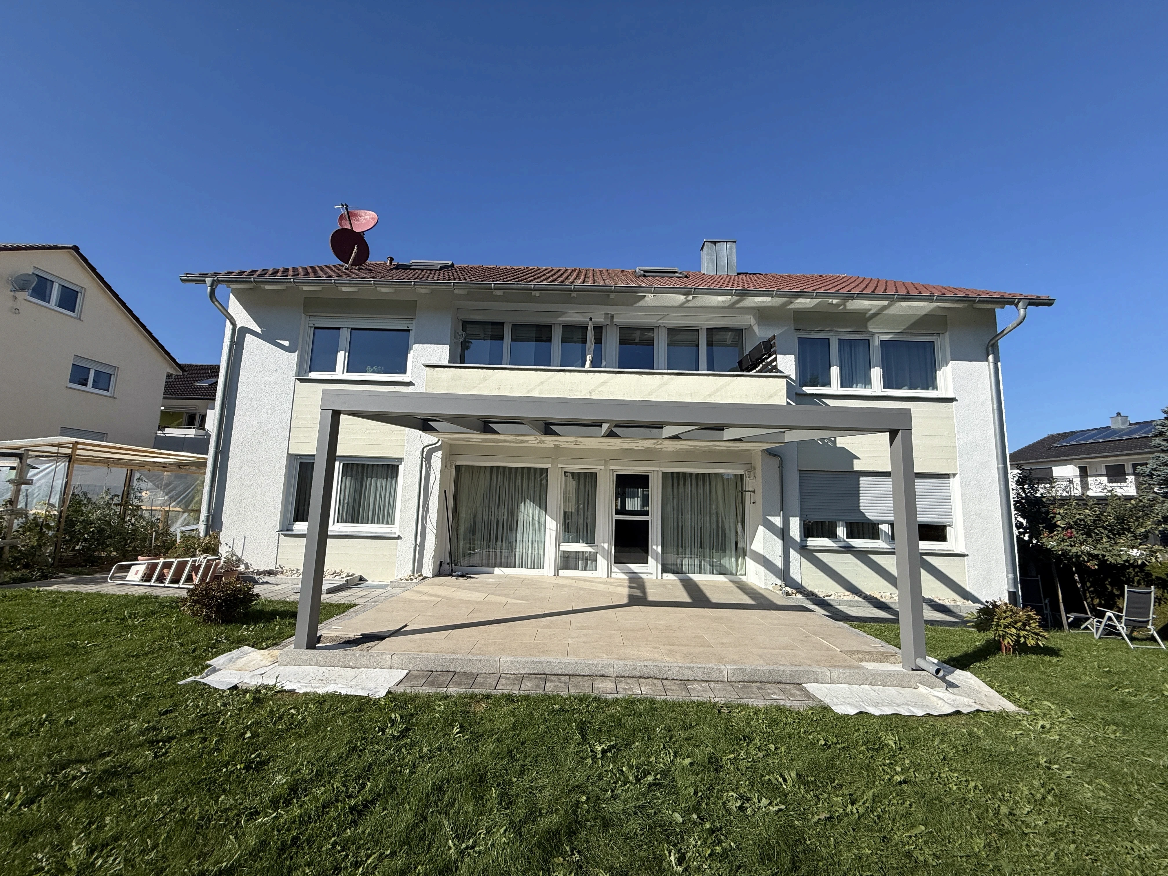 Terrassenüberdachung aus Aluminium an einem Wohnhaus