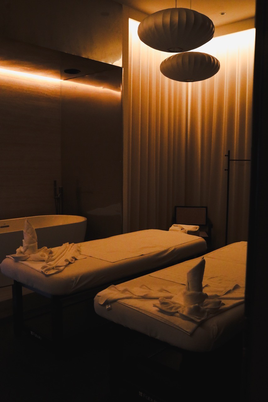 Profesionální thajská masáž a relaxační procedury v salonu tradiční asijské péče LAYA Spa Ritual Praha včetně dekorací