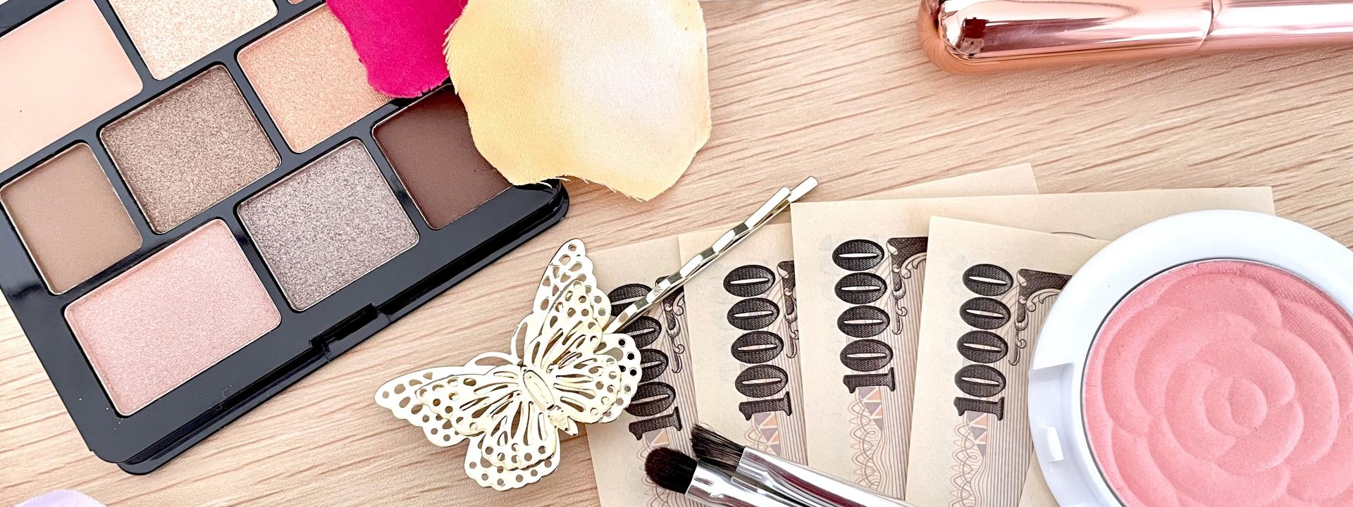 化粧品と現金が並べられたテーブルの上のイメージ