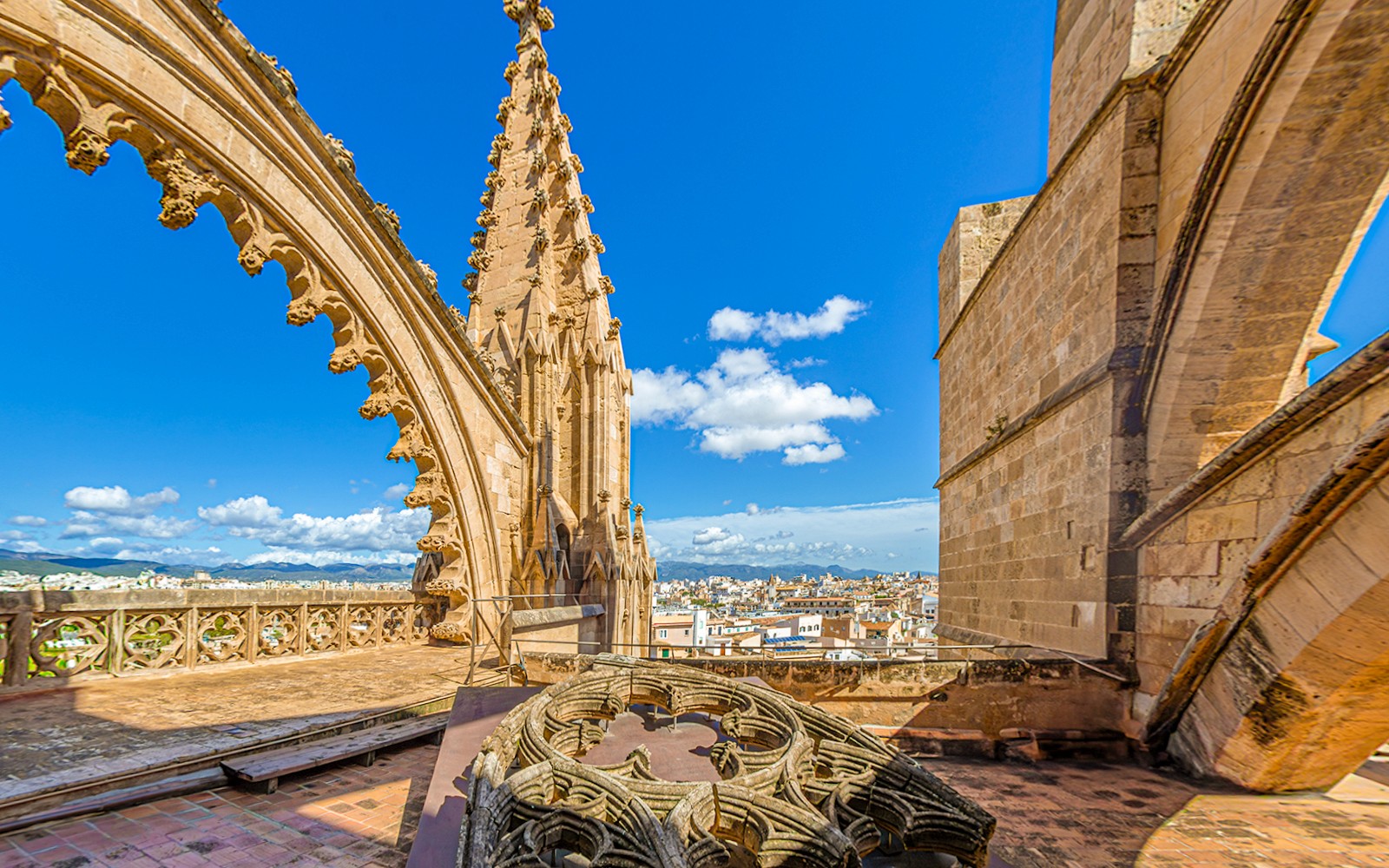 Vista desde la terraza de la arquitectura gótica de la Catedral de La Seu en Palma, Mallorca, España.